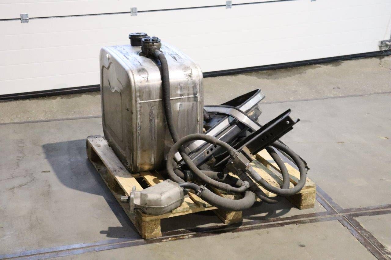 Hydraulic tank