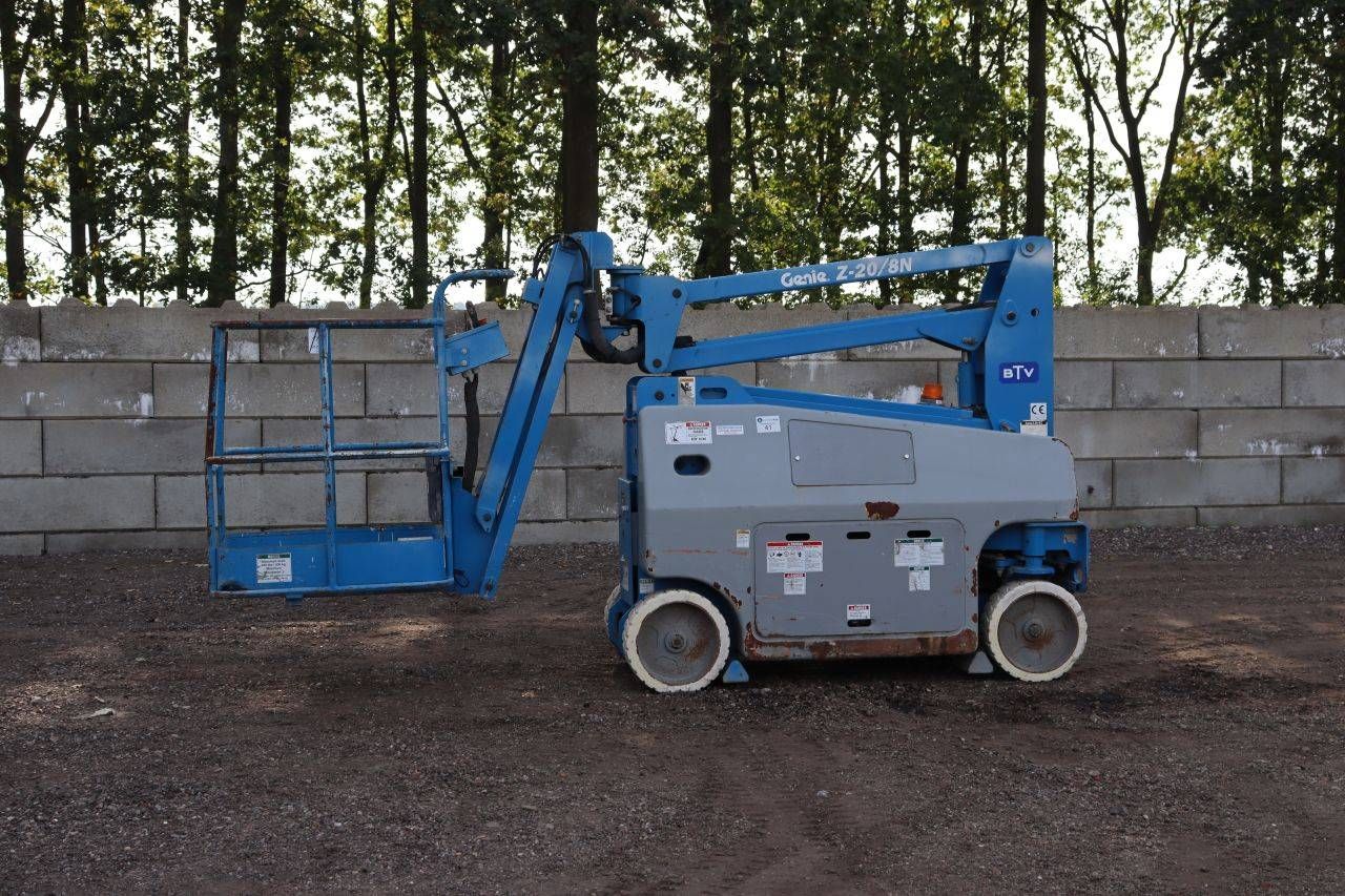 Piattaforma aerea articolata elettrica Genie Z-20/8N, portata 200 kg, altezza 8,1 m, anno di costruzione 1999.