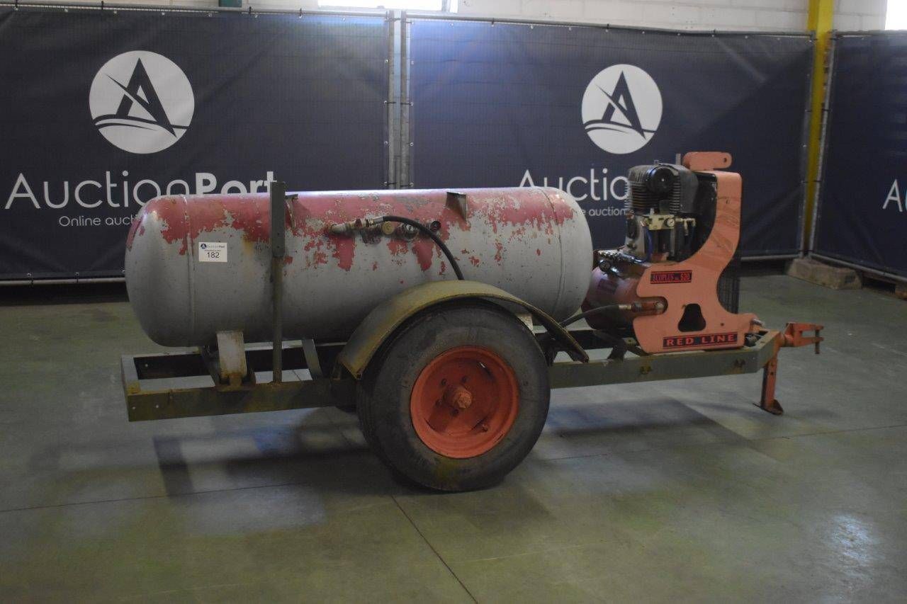 Compressor with tank on wheels (Margin)