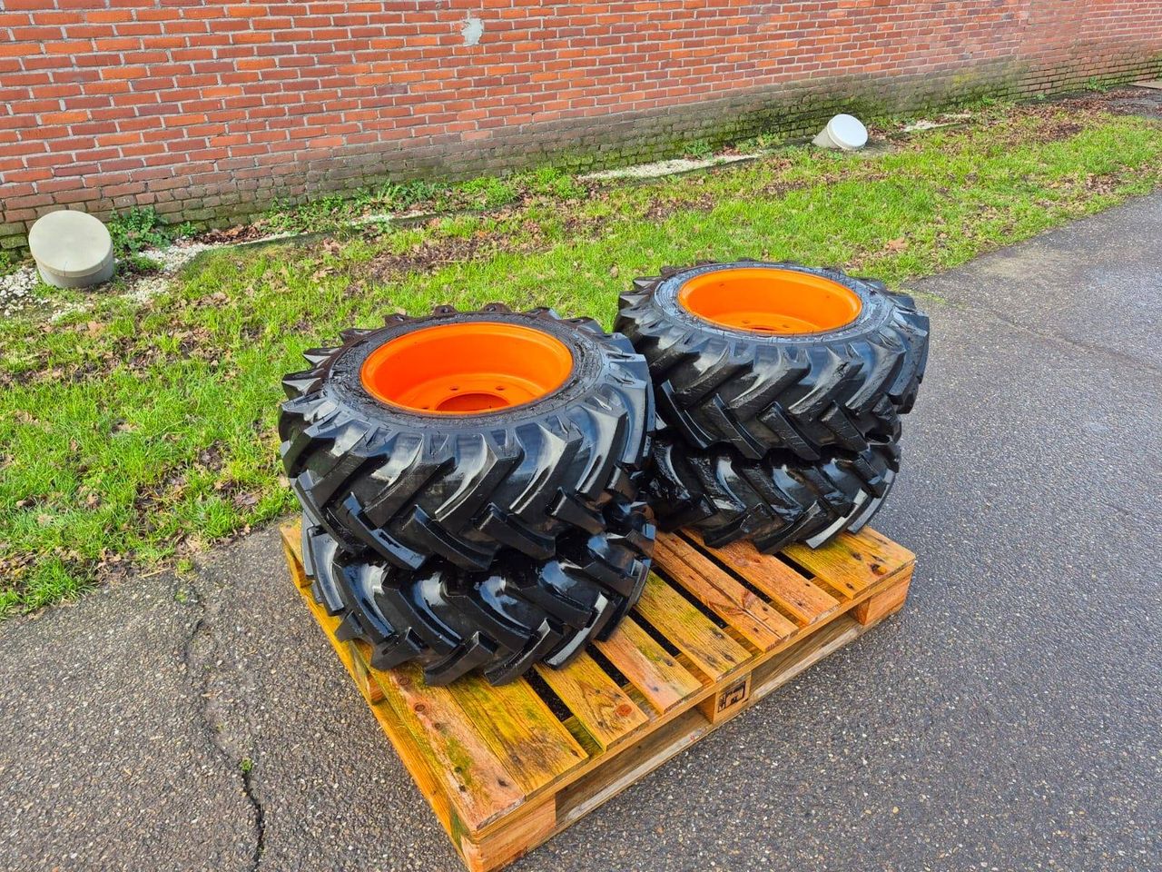 Tires Bkt 10.0/75-15.3 with Rim 4 pieces