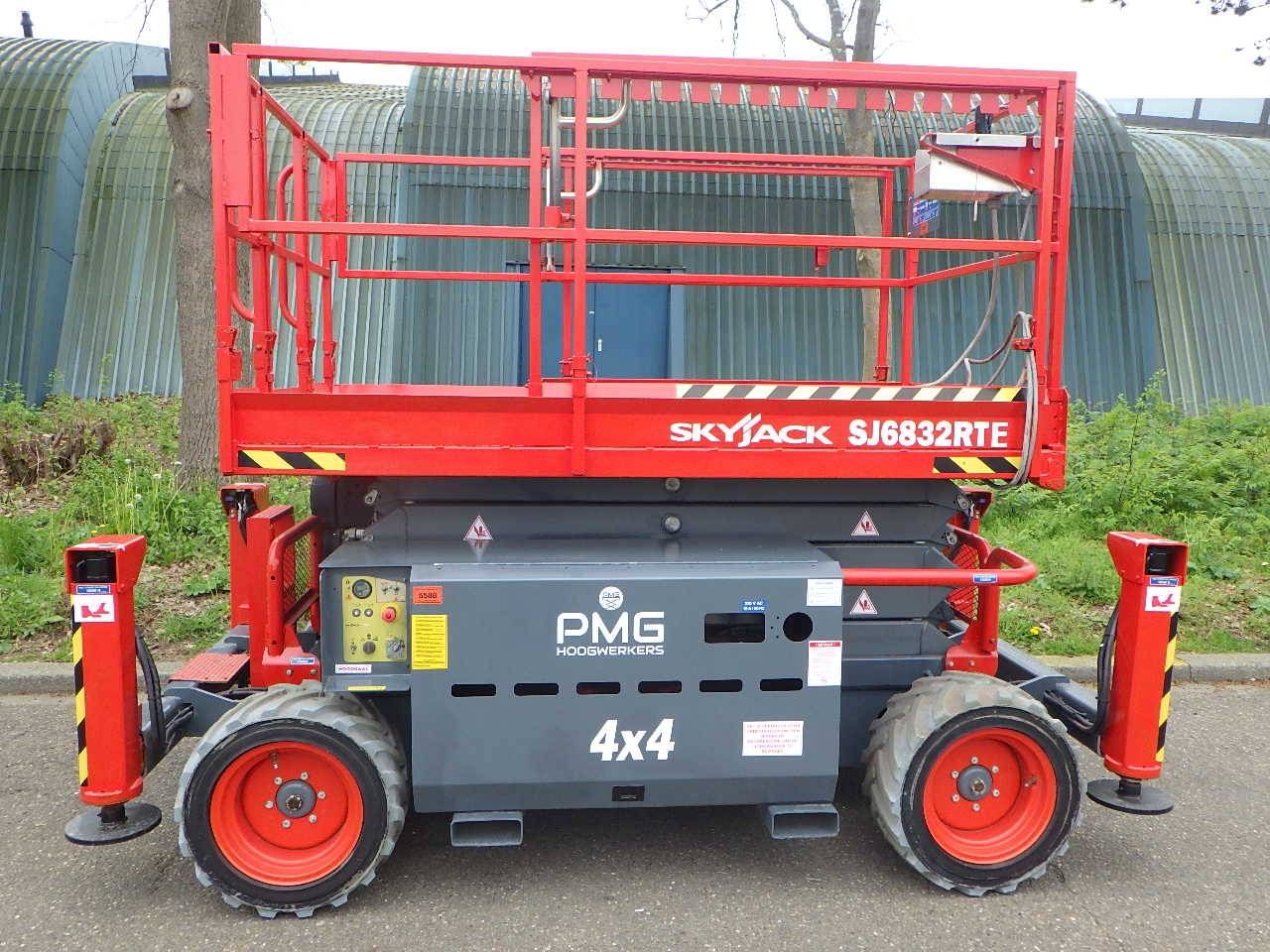 Scissor lift Rough Terrain Skyjack SJ6832RTE Bi-energy 11.75m 2017