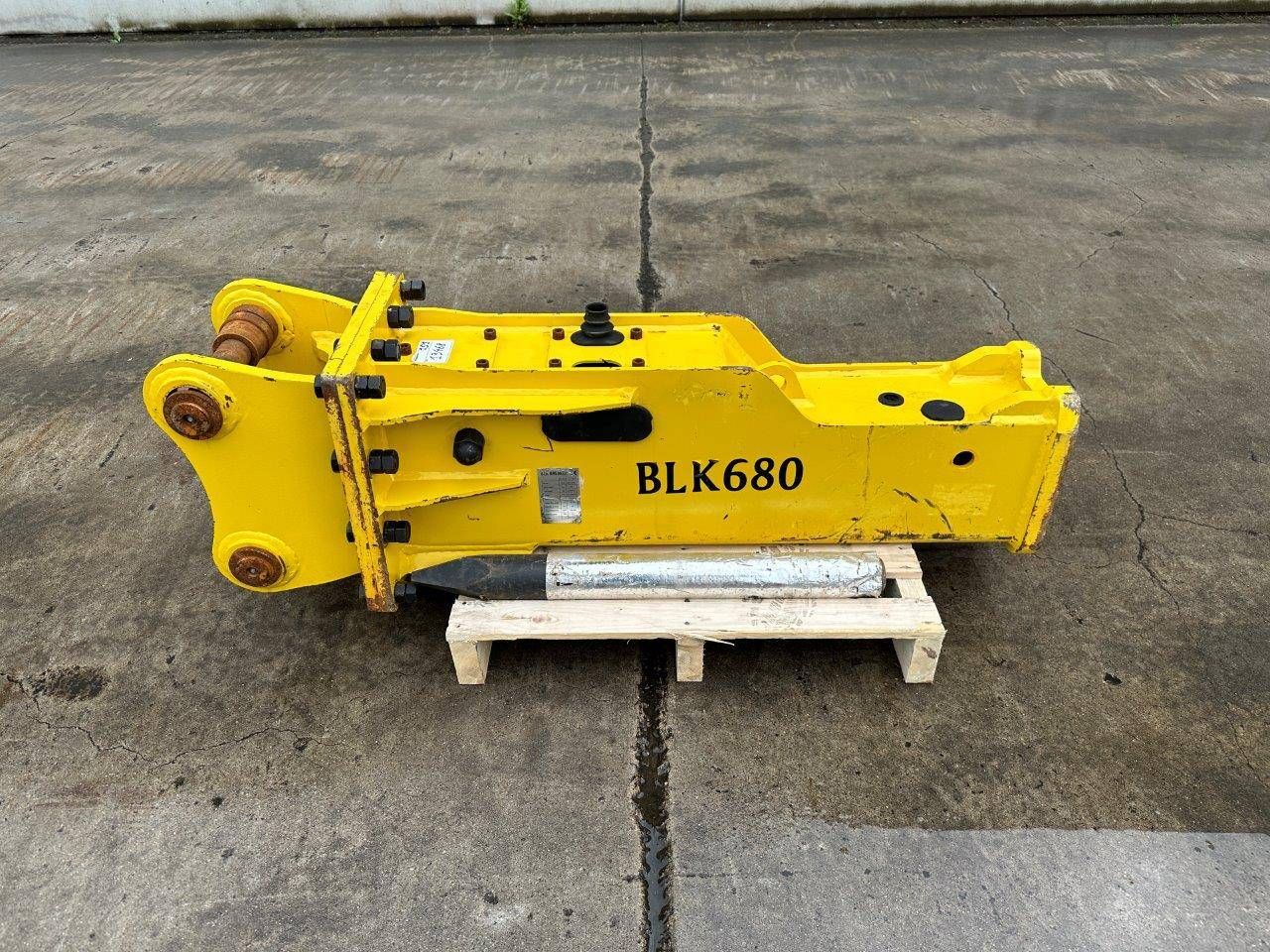 Demolition hammer BLK 680