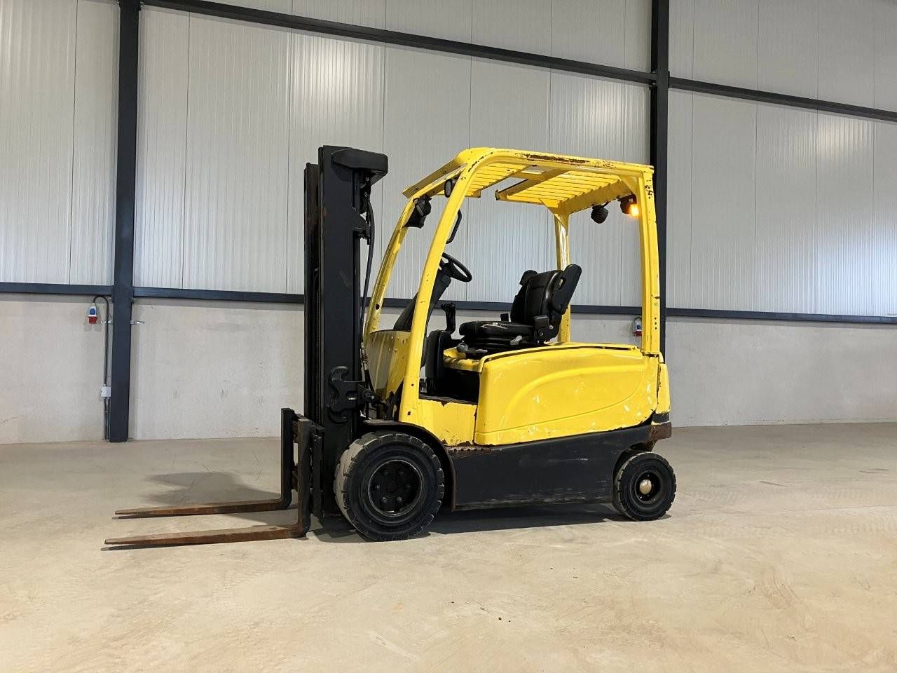 Hyster J2.5XN Electric Forklift 2360kg 4.95m 2017