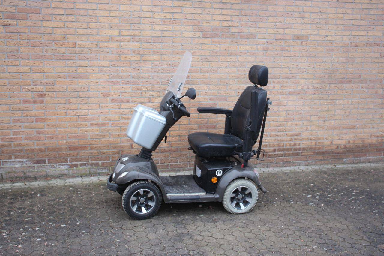 Electric mobility scooter