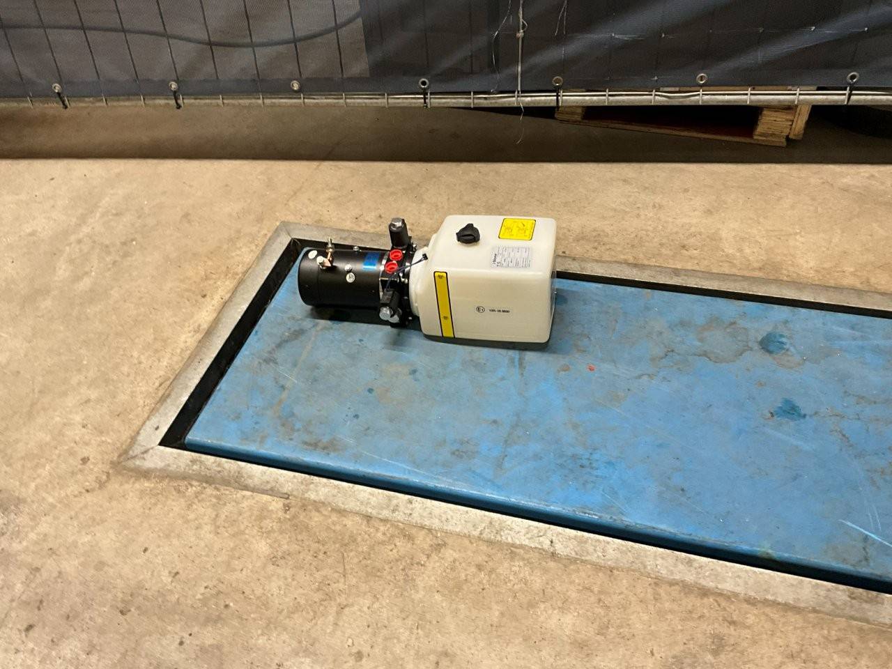 Engine for Tipper with Oil Reservoir