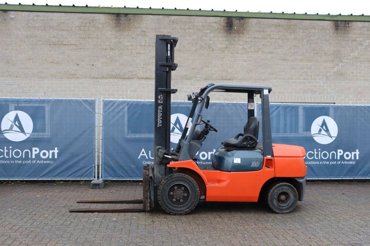 Forklift Toyota 02-7FD30 Diesel 3000kg 4.5m 2006