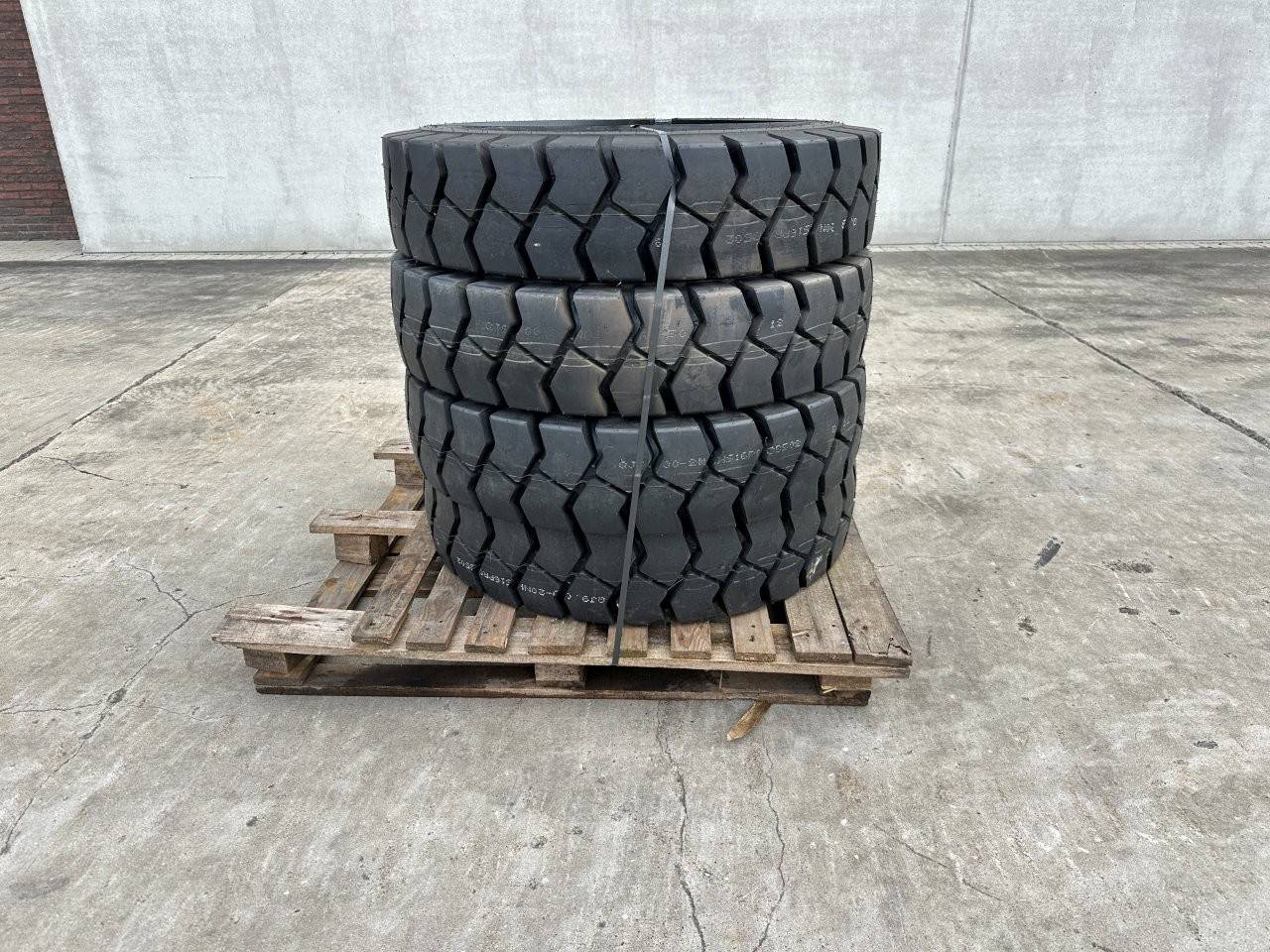 Crane tires Advance 9.00-20