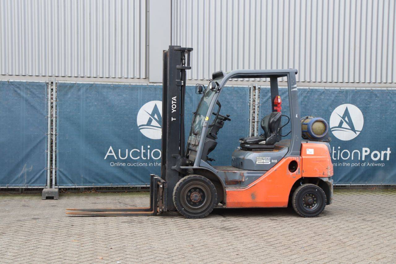 Forklift Toyota 02-8FGF25 LPG 2500kg 3.7m 2012