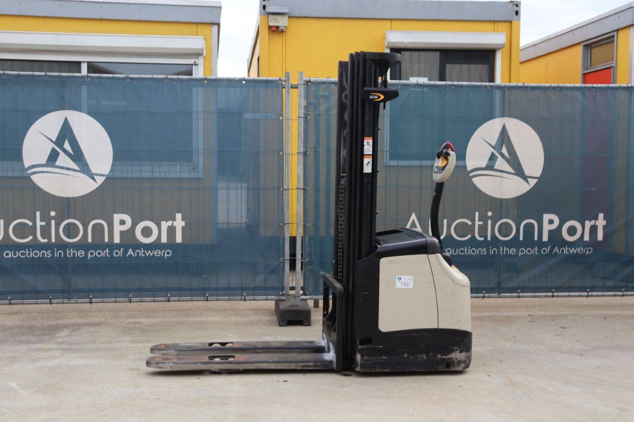 Crown Electric Stacker 1600kg 4.2m 2013