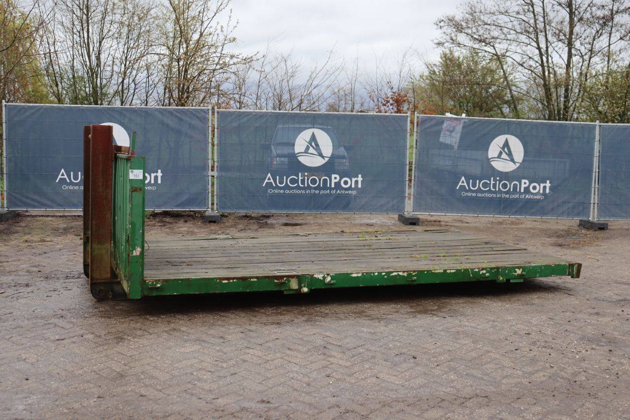 Loading platform with winch