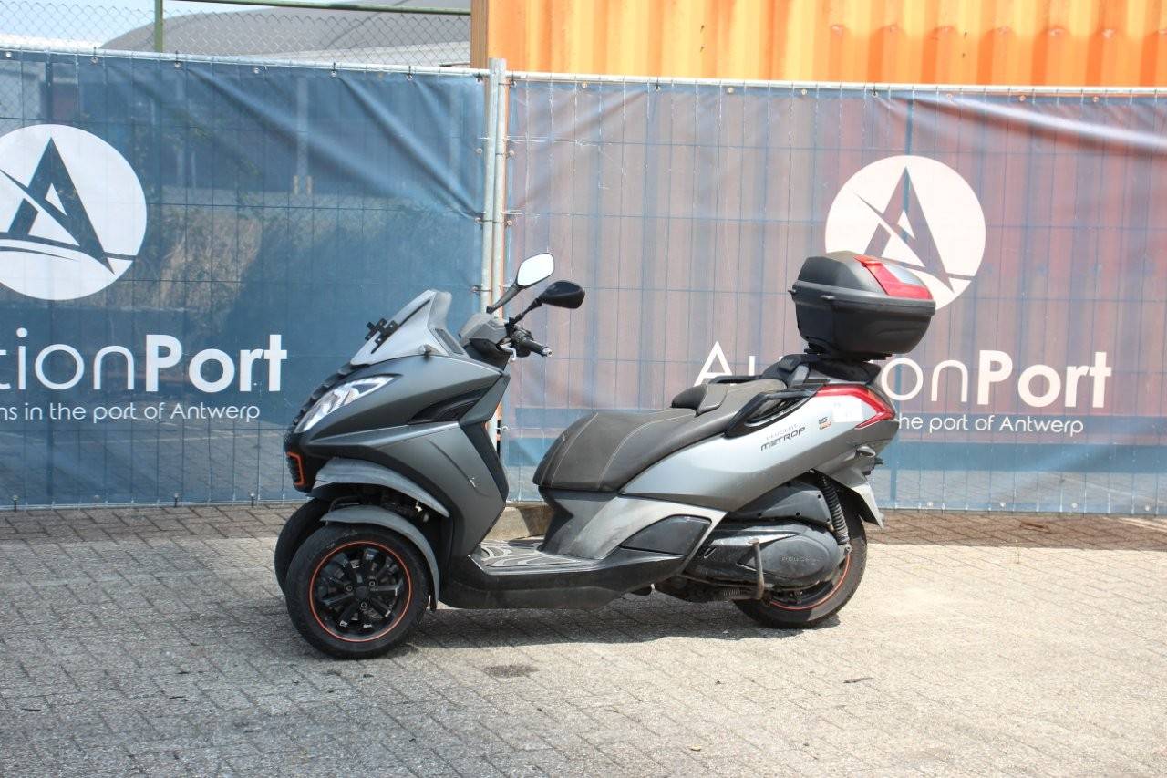 Three-wheeled scooter Peugeot Metropolis RS petrol