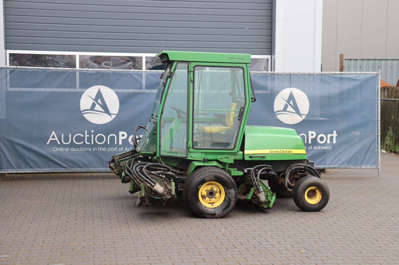 Rasaerba John Deere Diesel 4x4 con operatore a bordo