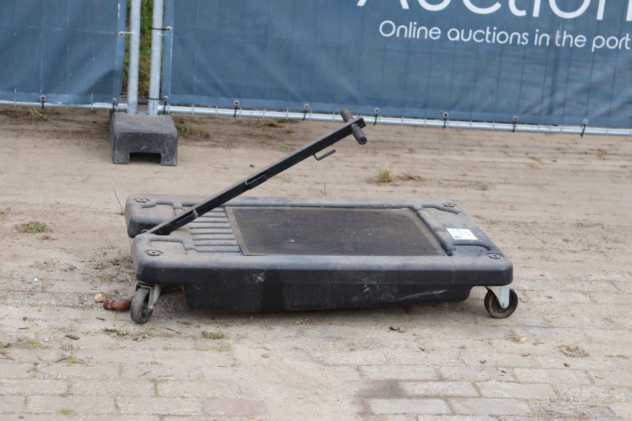Oil drip tray
