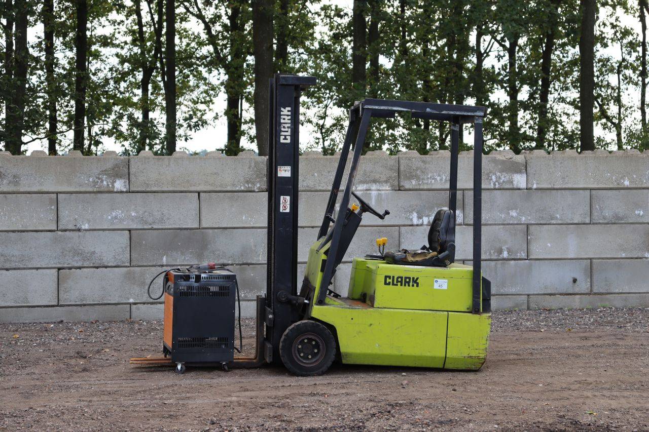 Carrello elevatore elettrico Clark TM15N, portata 1500 kg, altezza di sollevamento 3,7 m, anno 1994.
