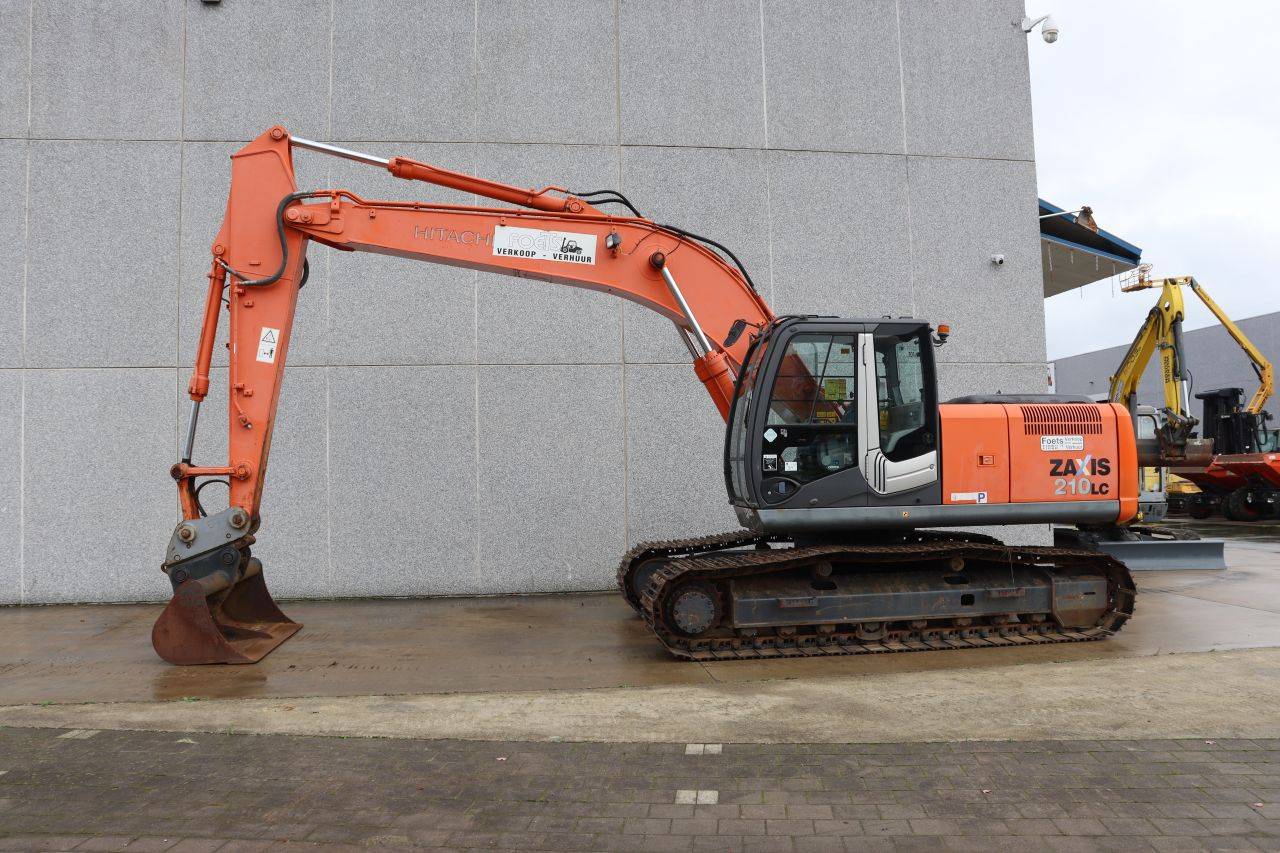Escavadeira de esteiras Hitachi ZX210LC-3 Diesel 122kW 2012