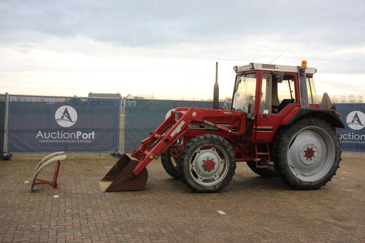 Tractor International 845 XL Diesel 80hp 1983 with front loader (Margin)
