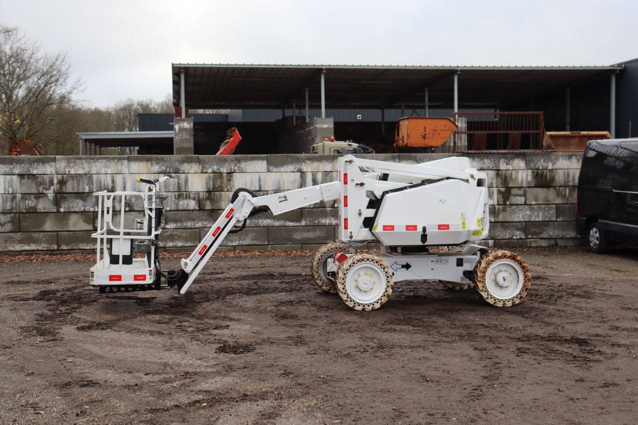 Articulating boom lift JLG 340AJ Diesel 12.3m 2012
