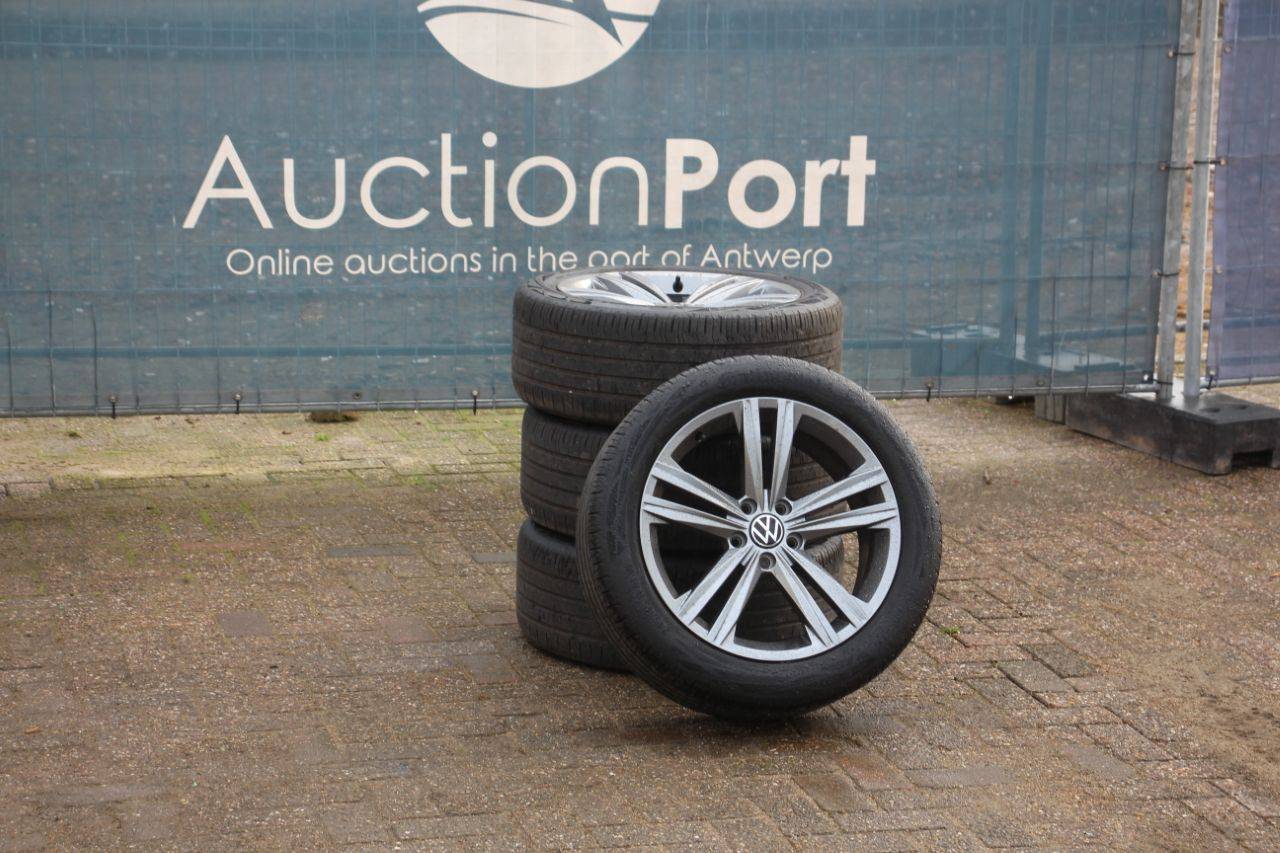 Lot of Tires Continental 245/45 R 18 W with Rim Volkswagen (Margin)