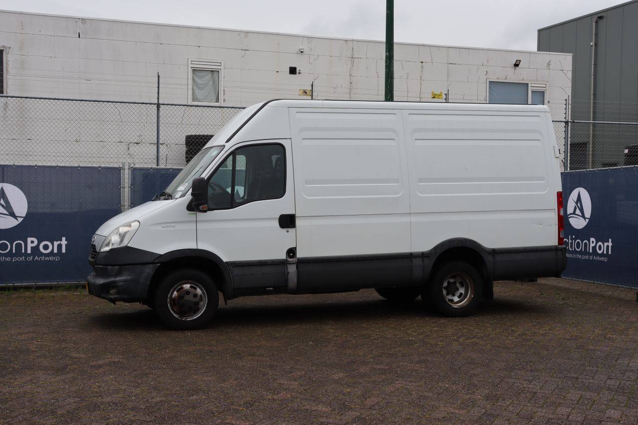 Fourgon Iveco 50C15 Diesel 146 ch 2013