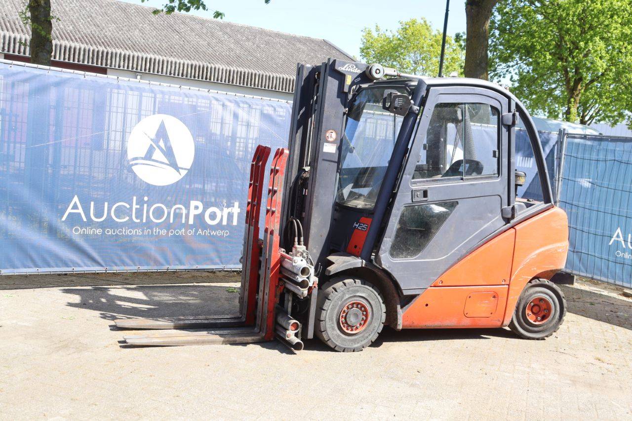 Carrello elevatore diesel Linde H25D, portata 2500 kg, altezza di sollevamento 7 m, anno di produzione 2004.
