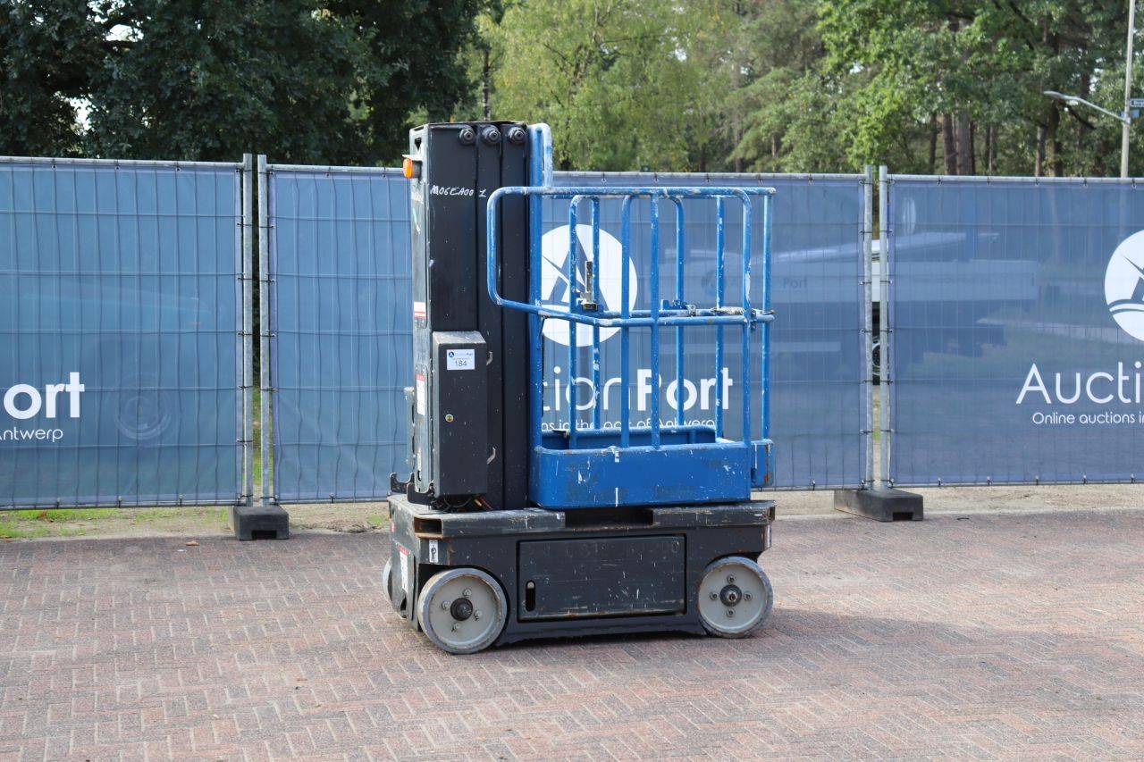 Electric mast lift