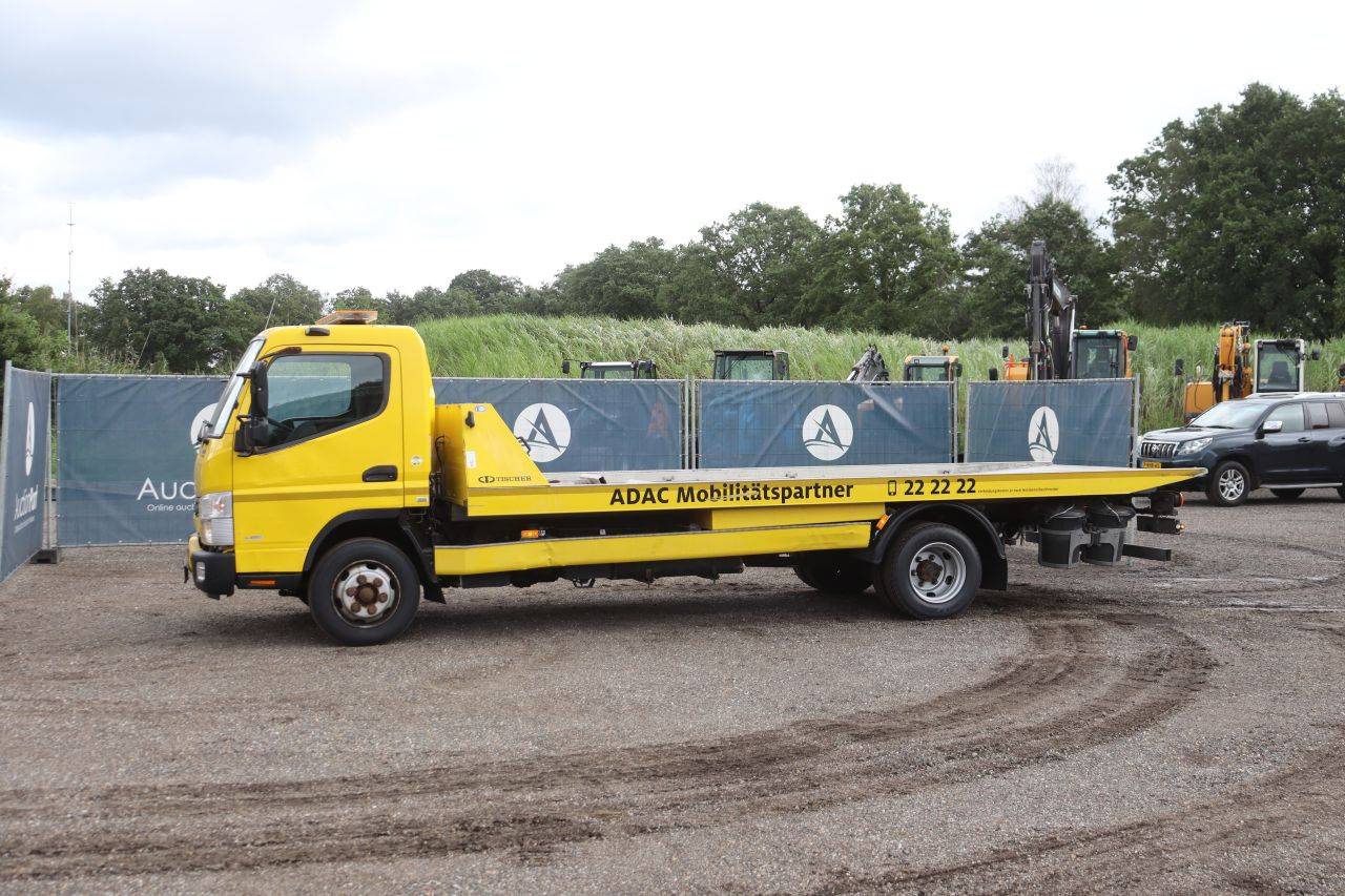 Abschleppwagen Mitsubishi 7C18 Diesel 175 PS, Baujahr 2020, mit Ladeplattform
