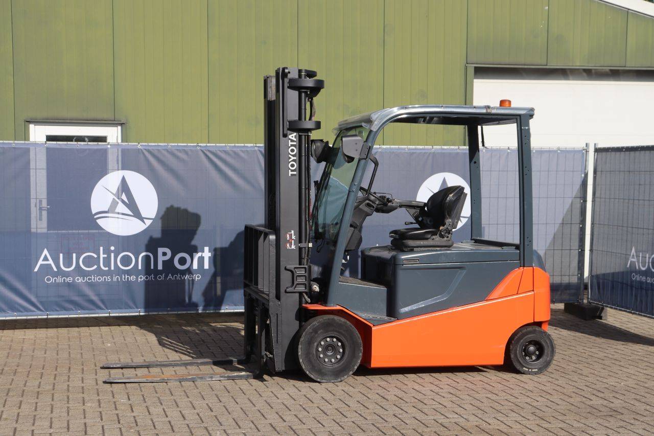 Carrello elevatore elettrico Toyota 8FBMT25, portata 2360 kg, altezza di sollevamento 5,5 m, anno 2017.