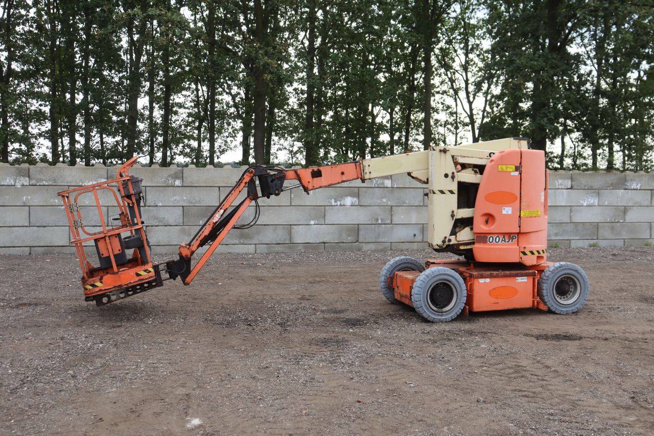 Piattaforma aerea articolata elettrica JLG E300AJP, portata 230 kg, altezza 10 m.
