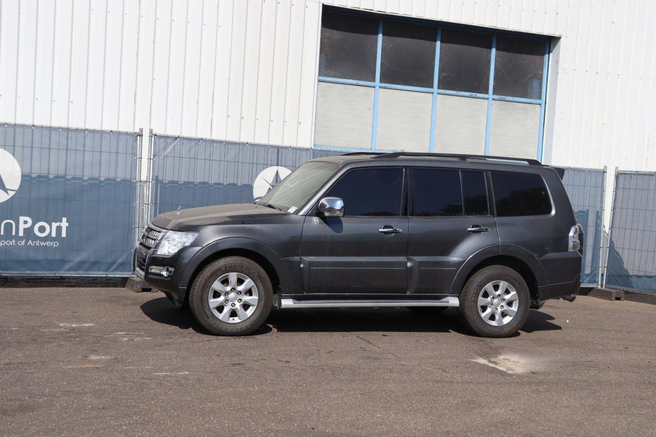 SUV Mitsubishi Pajero Benzin 2015