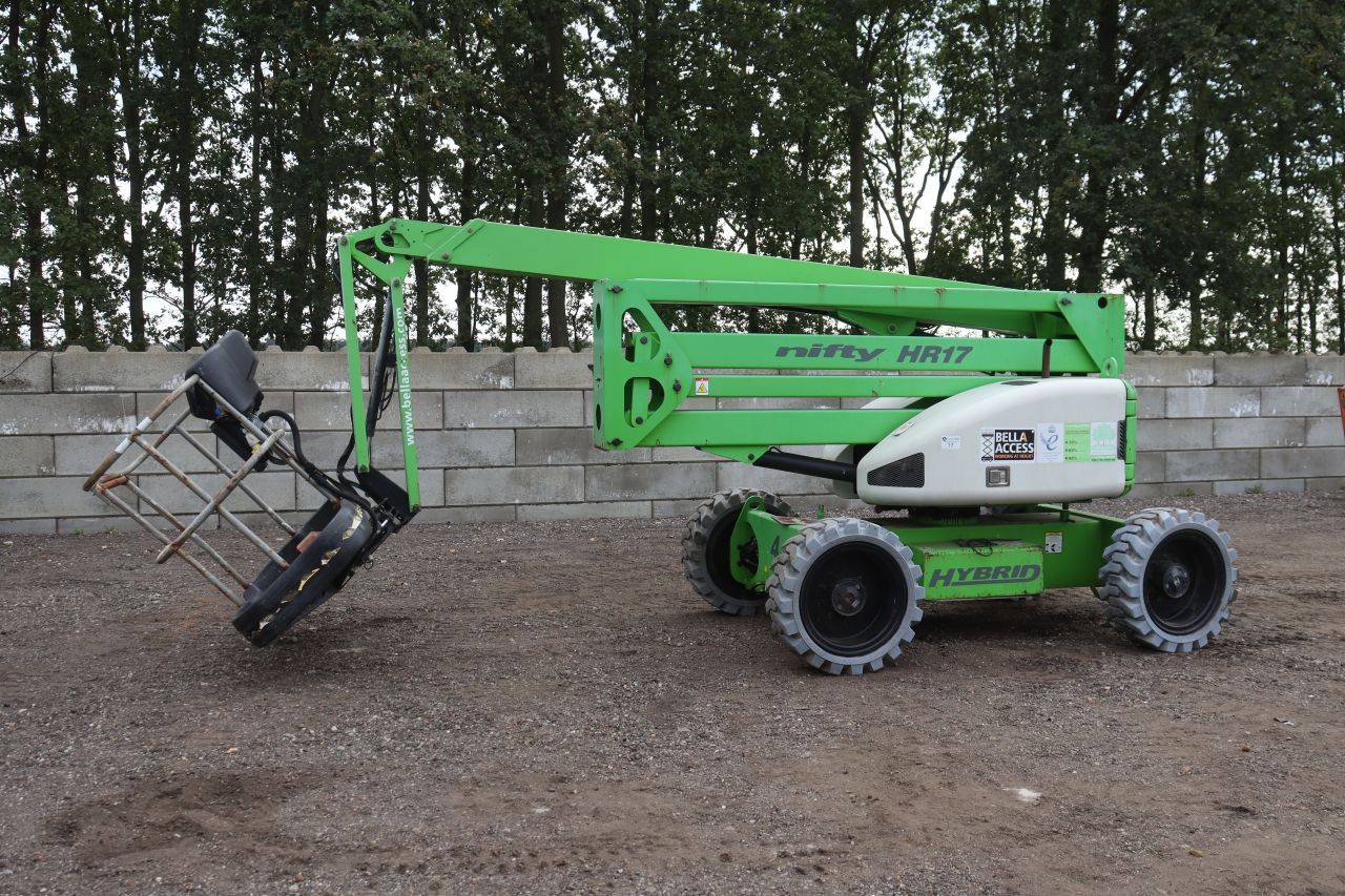Piattaforma aerea articolata ibrida Niftylift HR17, portata 225 kg, altezza 17 m, anno 2014.