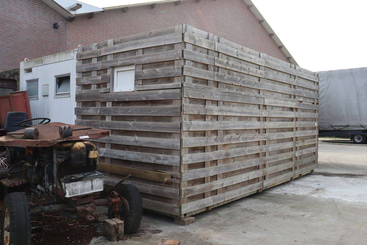 Sanitaire unit met houten ombouw