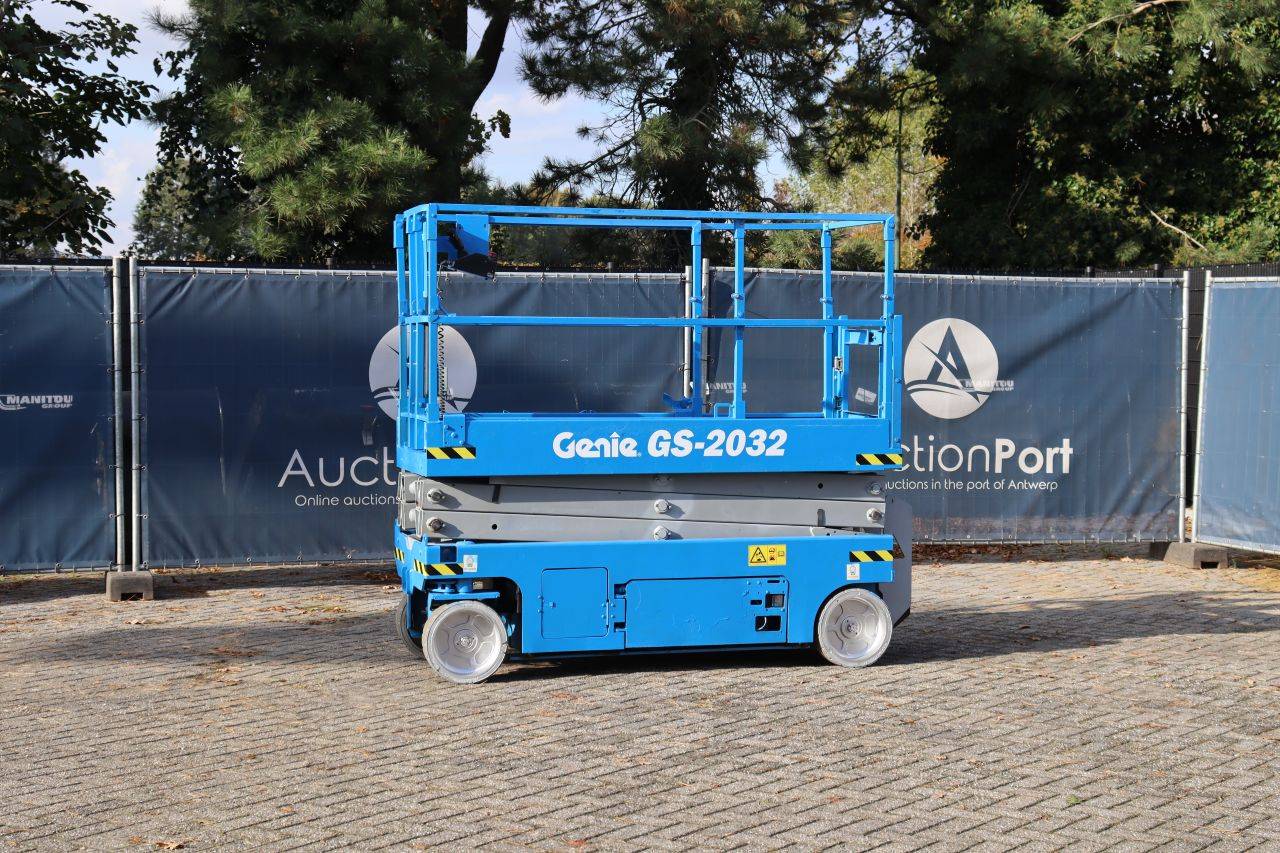 Plataforma elevatória tesoura elétrica Genie GS-2032 2013