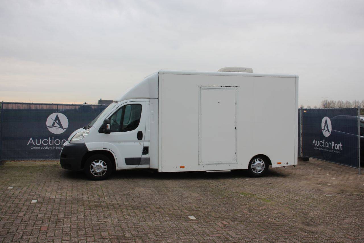 Box truck Peugeot BOXER Diesel 2013