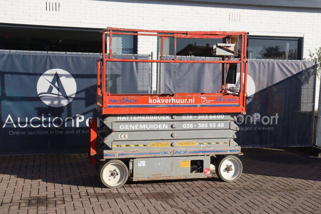 Piattaforma elevatrice elettrica a forbice SkyJack SJ3226 da 9,9 m