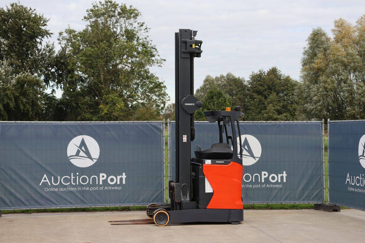Carrello elevatore retrattile elettrico Fenwick-Linde R14HD-01, portata 1400 kg, altezza massima 9,0 m, anno 2017.
