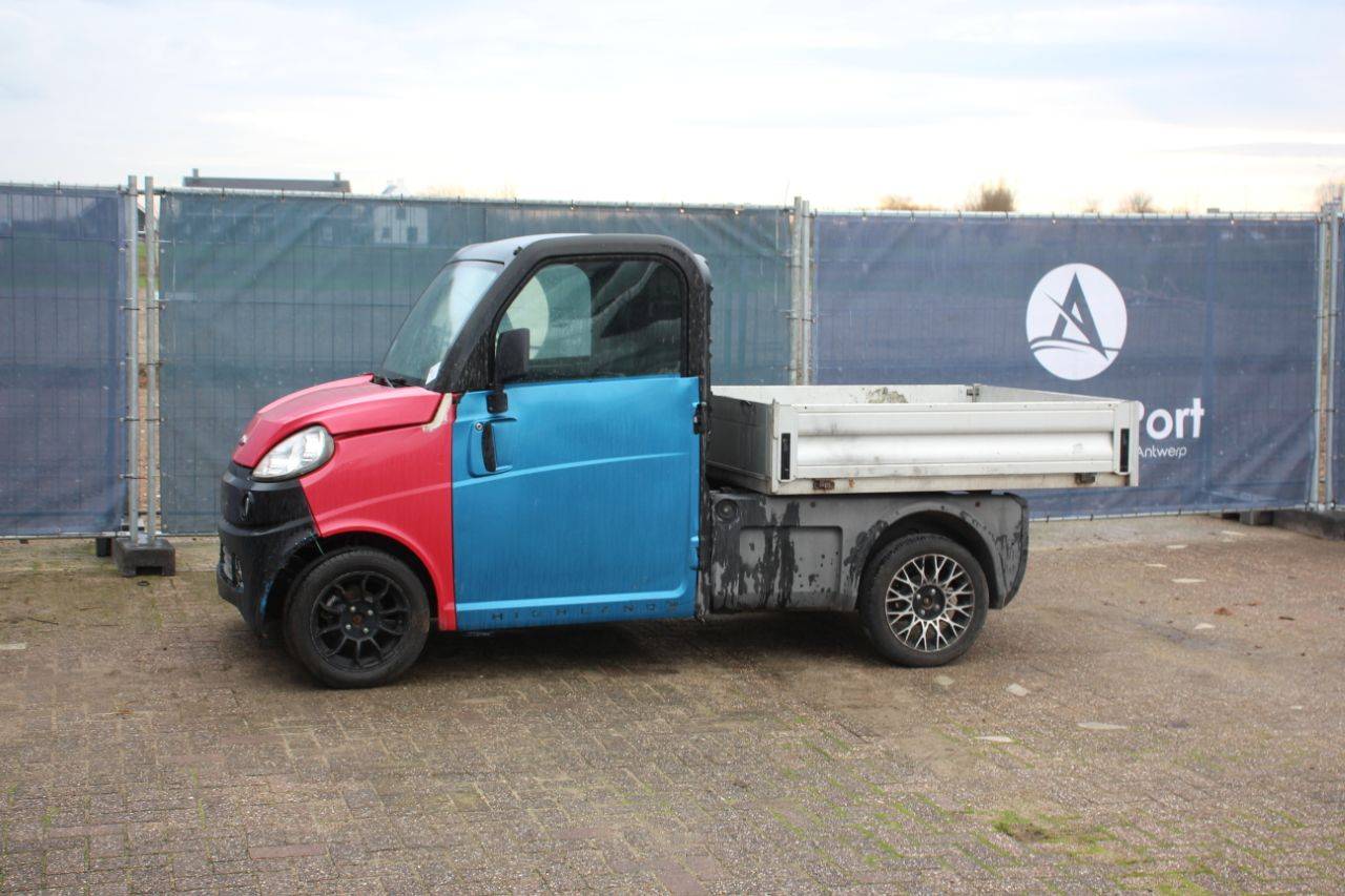 Pick-up with loading platform Ligier Diesel