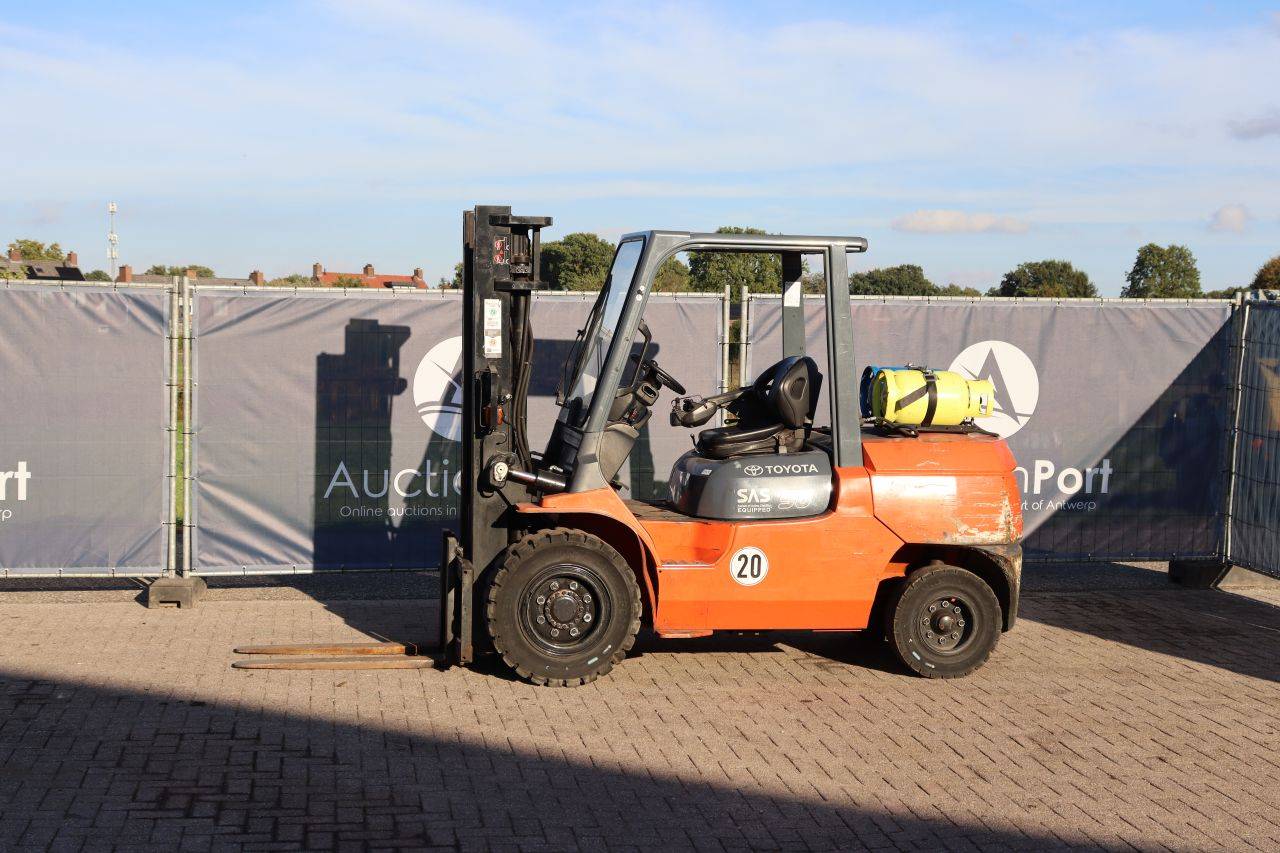 Empilhadeira Toyota 02-7FG45 GLP 5000kg 5,5m 2011