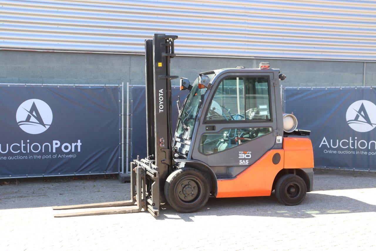 Forklift Toyota 02-8FGF30 LPG 3000kg 4.0m 2007
