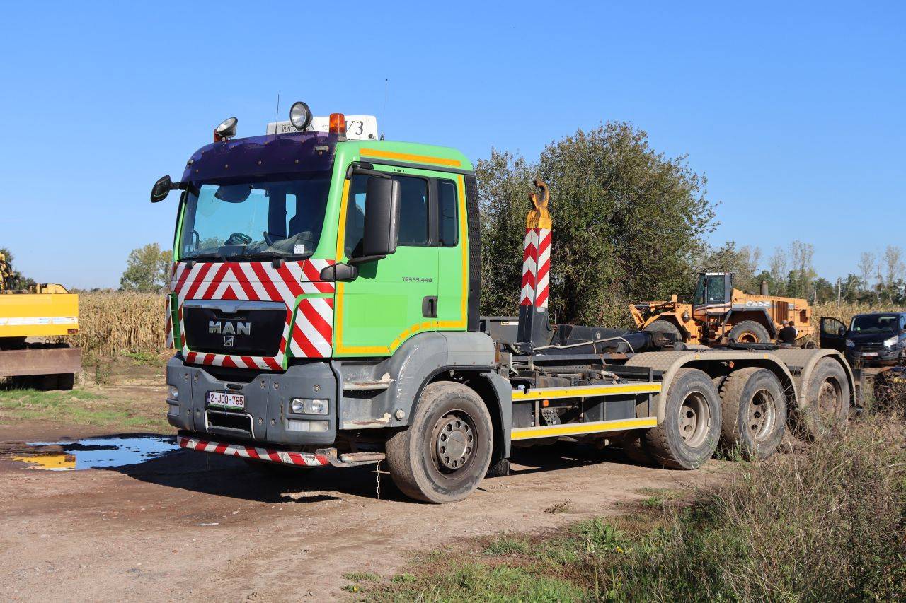 Autocarro MAN TGS 35.440 Diesel 440 CV del 2010 con sistema di sollevamento a gancio.