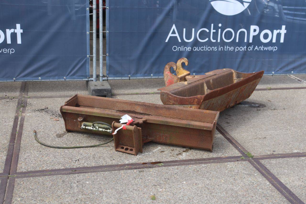 Set of excavator buckets