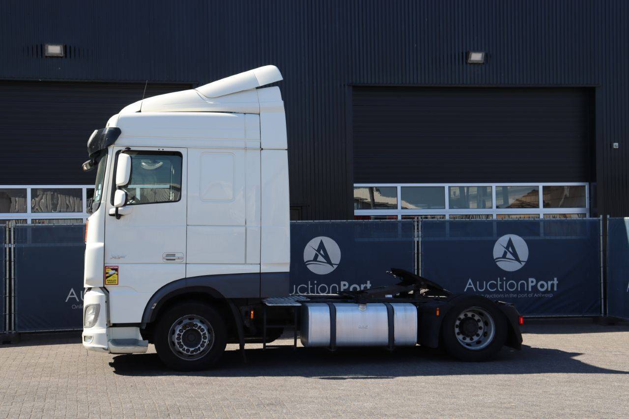 Camions - Semi-remorques - Porte-engins surbaissés - Remorques