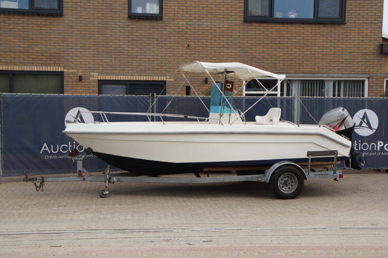 Mariner 40hp Petrol Console Boat 5.60m with Trailer (Margin)