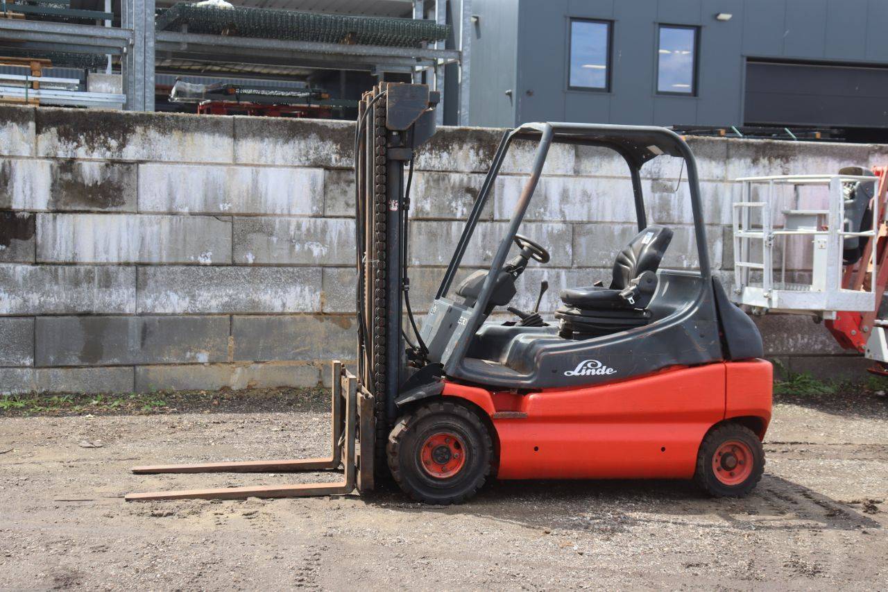 Carrello elevatore elettrico Linde E30-01, portata 3000 kg, altezza 7 m, anno di produzione 1998.