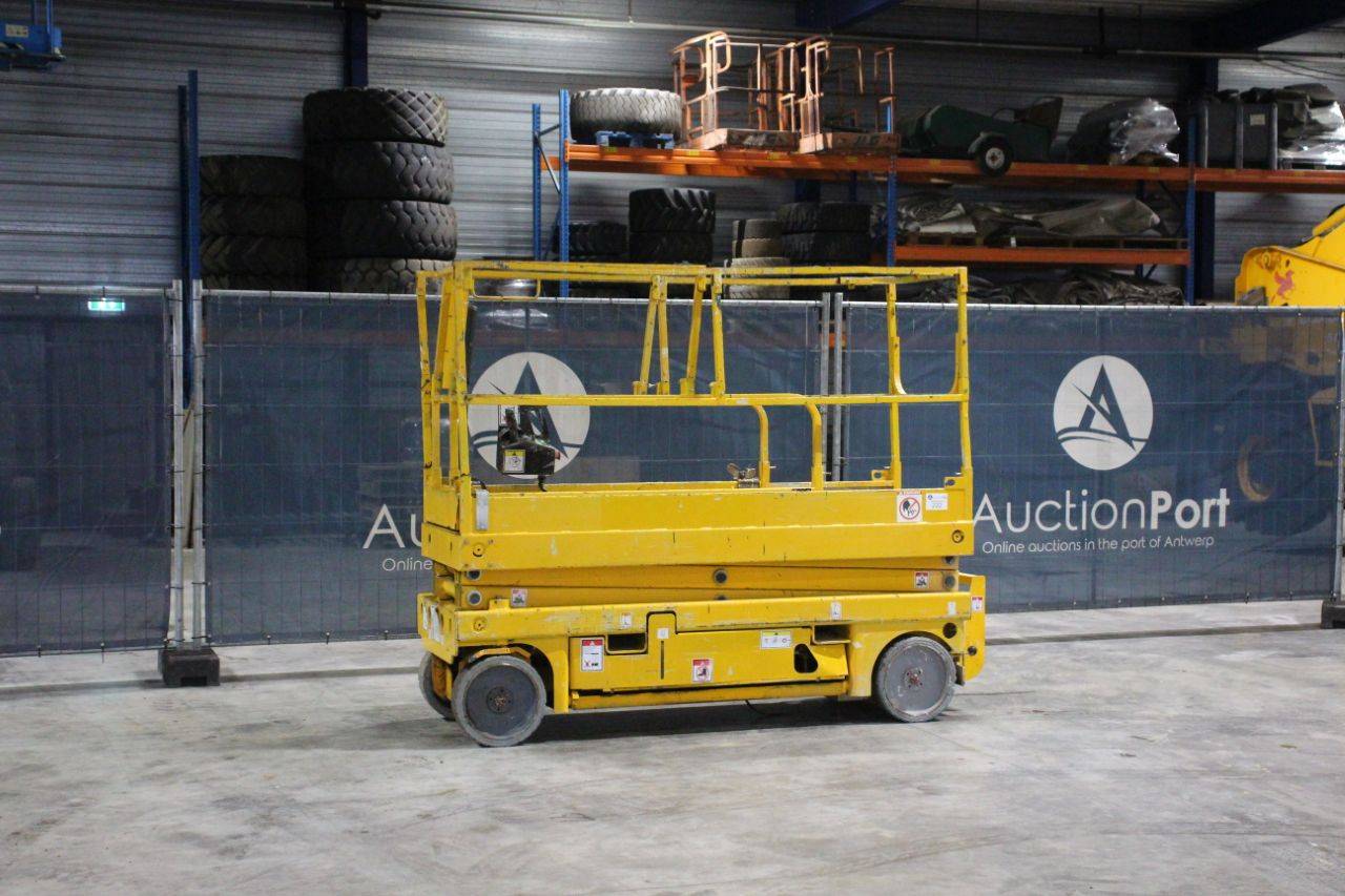 Piattaforma a forbice Haulotte Compact 8 elettrica 8,20 m 2011