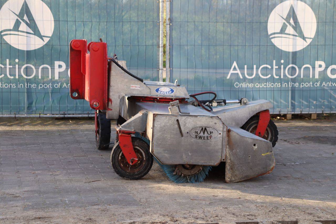 Hydraulically powered sweeper M Sweep