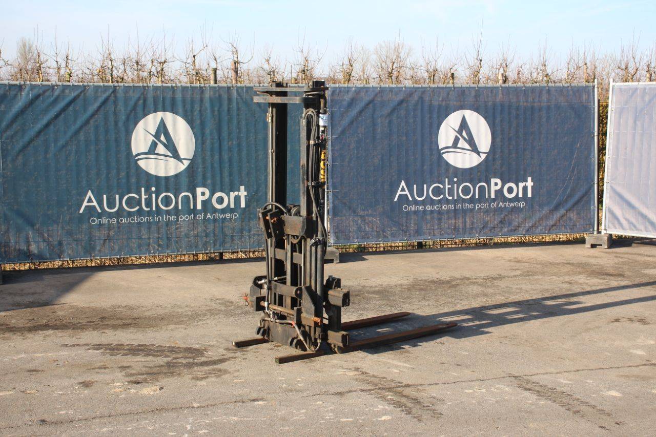 Mast with Forks and Sideshift