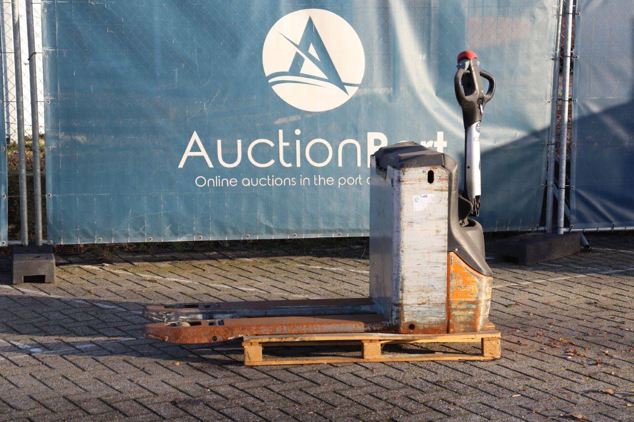 Electric pallet truck