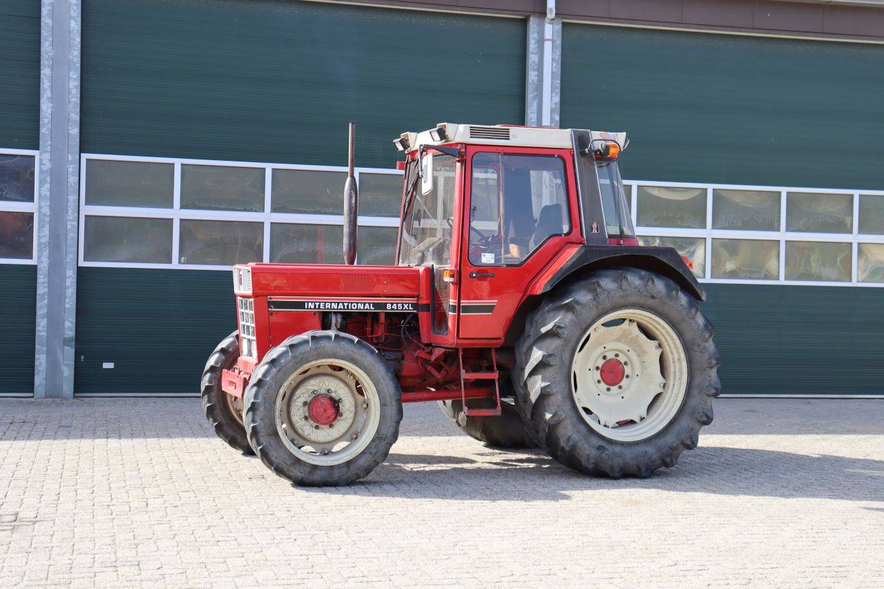 Traktor International Harvester IH 845AXLF Diesel 59kW