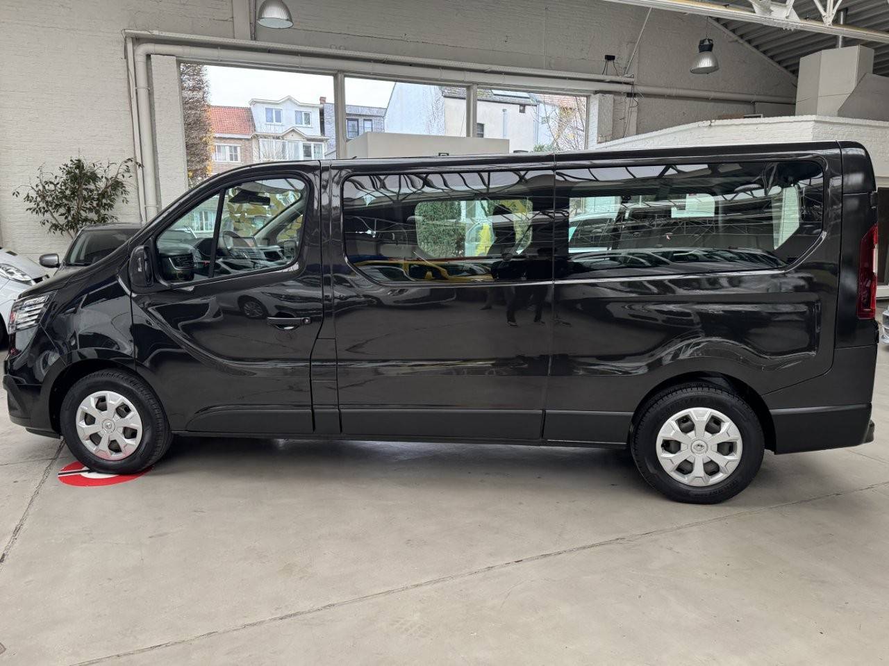 Passenger car Renault Trafic Diesel 110 hp 2022
