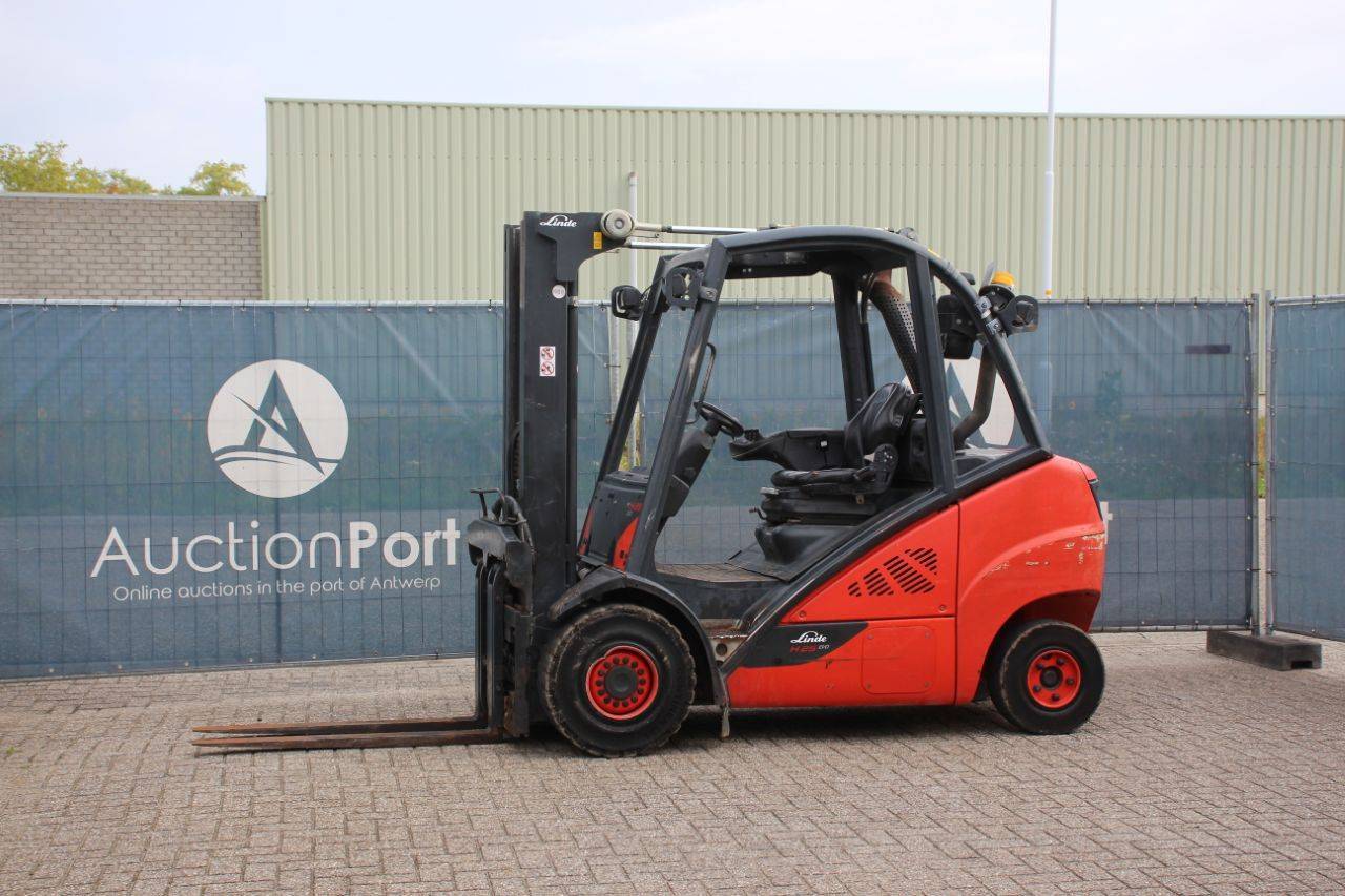 Forklifts - Aerial work platforms - Stackers - Pallet trucks
